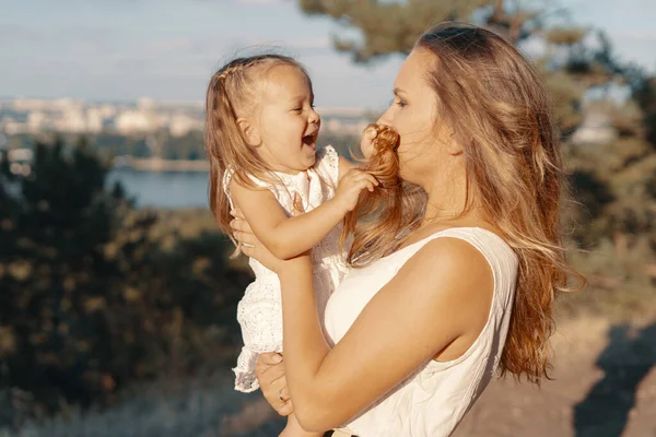 Feliz madre jugando con su hija —  Fotos de Stock