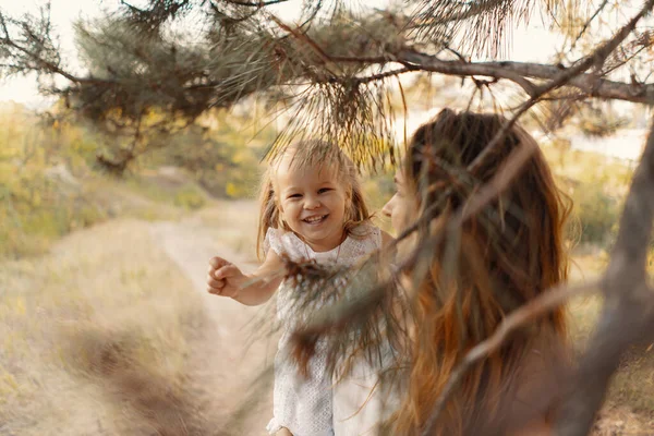 Ευτυχισμένη μητέρα παίζει με την κόρη της — Φωτογραφία Αρχείου