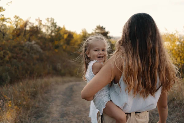 Gelukkig moeder spelen met haar dochter — Stockfoto