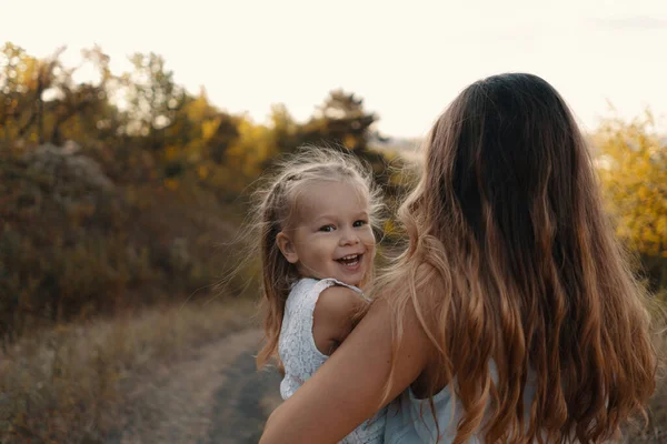 Gelukkig moeder spelen met haar dochter — Stockfoto