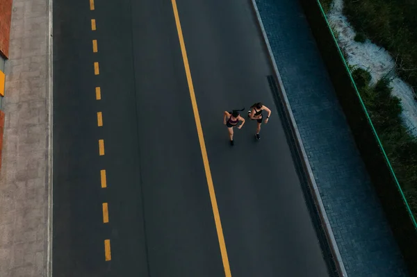 Luftaufnahme von zwei Mädchen beim Joggen — Stockfoto
