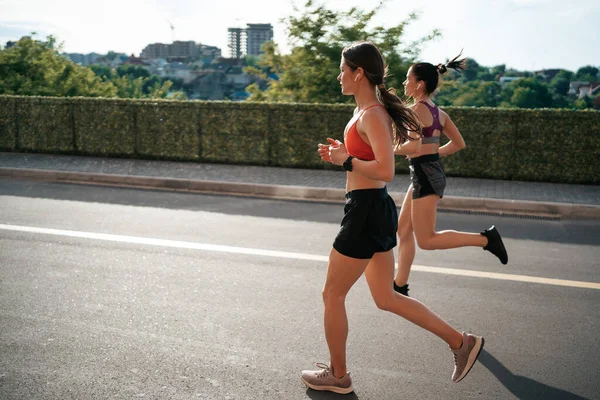 妇女们早上在室外疾跑. — 图库照片