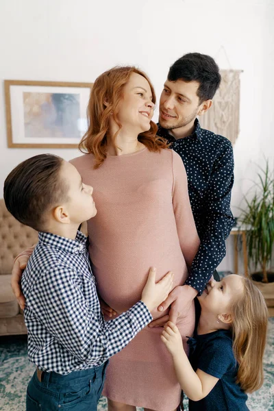 Happy friendly familie ouders en twee kinderen, dochter en zoon — Stockfoto