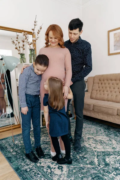 Glücklich freundliche Familieneltern und zwei Kinder, Tochter und Sohn — Stockfoto