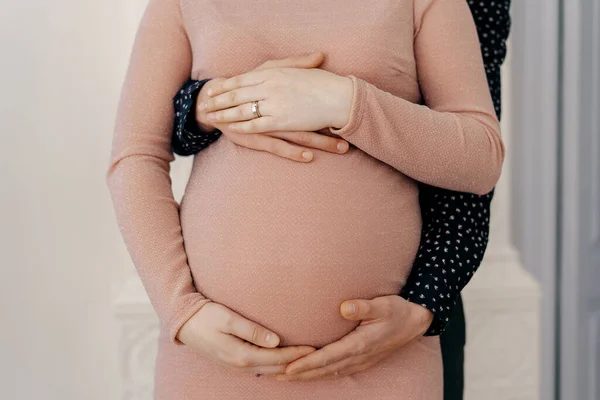 Jeune couple attrayant mère enceinte et père heureux — Photo