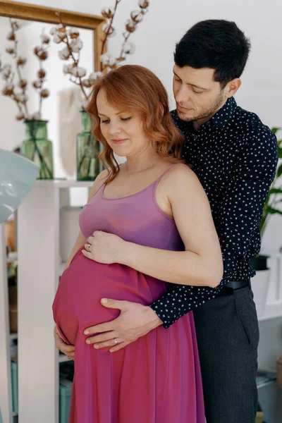 Mladý atraktivní pár těhotná matka a šťastný otec — Stock fotografie
