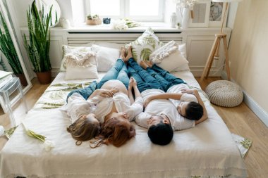 Mutlu hamile aile evdeki yatakta