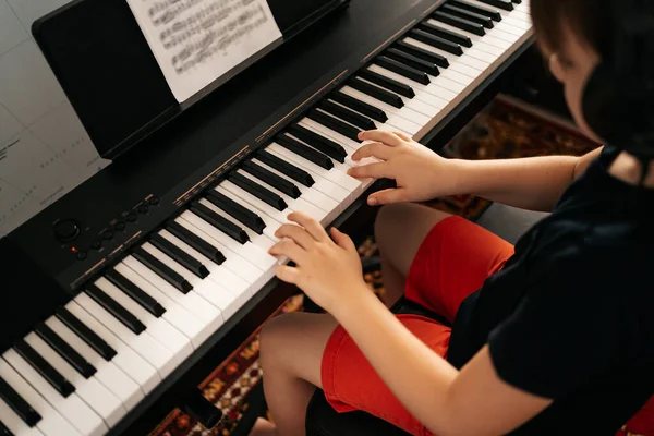 Schuljunge spielt zu Hause Synthesizer — Stockfoto