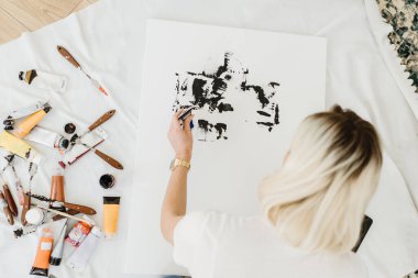 Kadınların ellerini beyaz tuvale çizerek kapat.