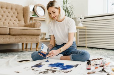 Güzel genç kadın ressam