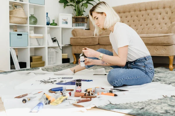 Mooie jonge vrouw kunstenaar tekening — Stockfoto