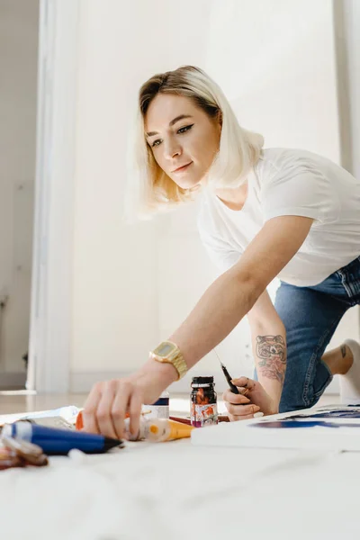Γυναίκα καλλιτέχνης που εργάζονται για τη ζωγραφική στο σπίτι — Φωτογραφία Αρχείου