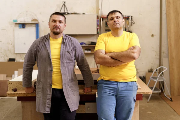 Retrato del equipo de carpinteros en su taller — Foto de Stock