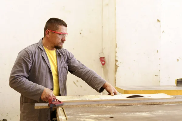 Dois carpinteiros trabalham com madeira na oficina — Fotografia de Stock