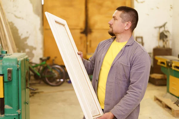Carpinteiro fazendo uma peça de mobiliário em uma oficina — Fotografia de Stock