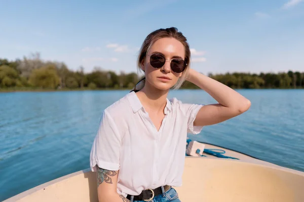 Modieuze vrouw met zonnebril op de boot — Stockfoto