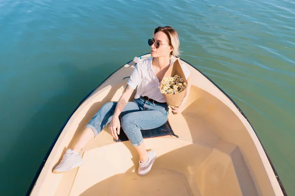 Modieuze vrouw met zonnebril op de boot — Stockfoto