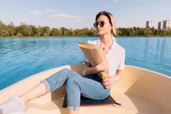 Divatos nő napszemüvegben a hajón. — Stock Fotó