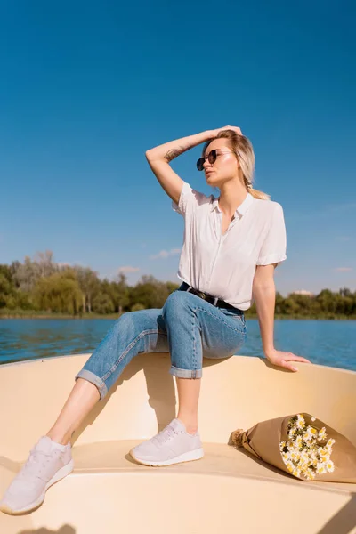 Donna alla moda in occhiali da sole sulla barca — Foto Stock