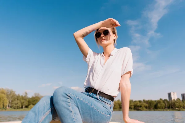 Modieuze vrouw met zonnebril op de boot — Stockfoto