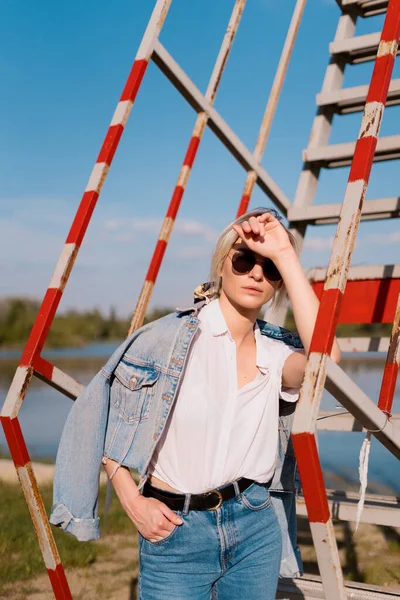 Donna alla moda con gli occhiali da sole — Foto Stock