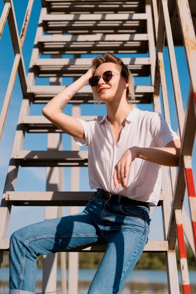 Modieuze vrouw met een zonnebril — Stockfoto