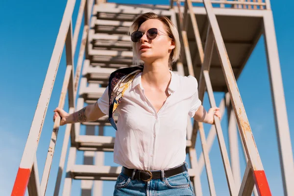 Mulher na moda usando óculos de sol — Fotografia de Stock