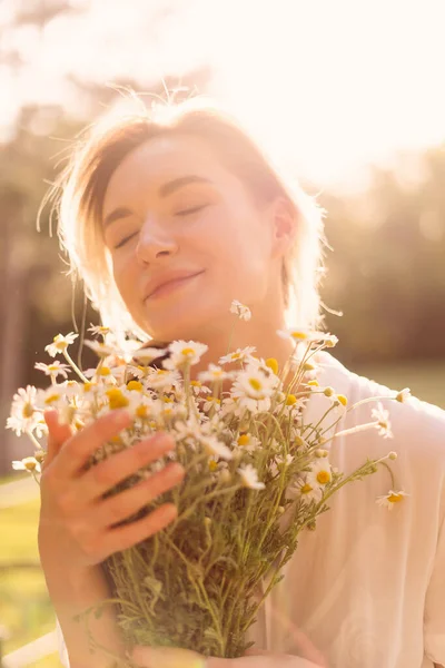 Hermosa mujer con flores de manzanilla —  Fotos de Stock