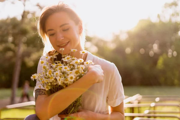 Hermosa mujer con flores de manzanilla —  Fotos de Stock