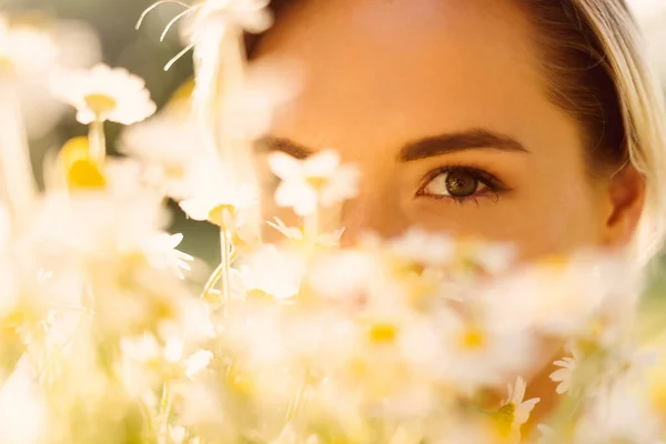 Όμορφη γυναίκα με λουλούδια χαμομηλιού — Φωτογραφία Αρχείου