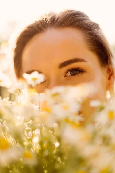 Hermosa mujer con flores de manzanilla —  Fotos de Stock