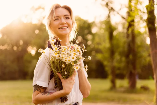 Hermosa mujer con flores de manzanilla —  Fotos de Stock