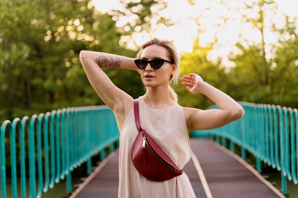 Mujer despreocupada en un vestido caminando por el puente —  Fotos de Stock