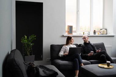 Erkek ve kadın iş arasında iletişim kuruyor.