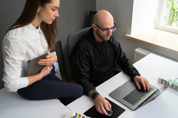 Dos colegas discutiendo nueva información sobre productos — Foto de Stock