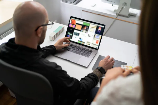 Hombre mirando la pantalla en la oficina — Foto de Stock