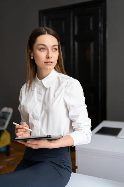 Mujer joven sosteniendo una tableta digital en las manos — Foto de Stock