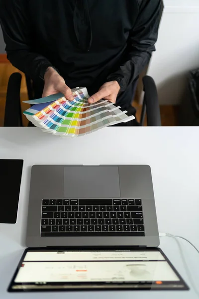 Un hombre trabajando con una paleta de colores en la oficina — Foto de Stock