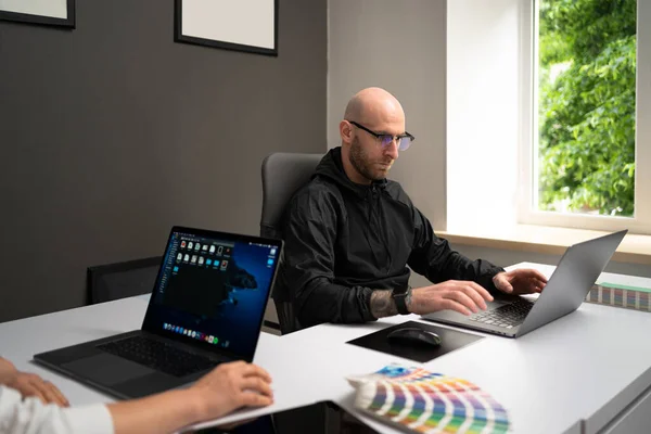 Dos colegas discutiendo nueva información sobre productos — Foto de Stock