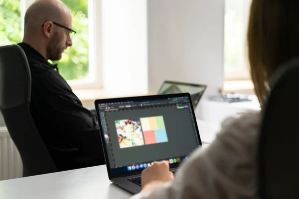 Zwei Kollegen diskutieren neue Informationen über Produkte — Stockfoto