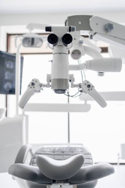 Modern diş muayenehanesinde dişçi koltuğu ve diğer aksesuarlar