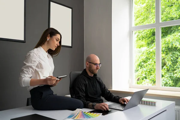 Dos colegas discutiendo nueva información sobre productos — Foto de Stock