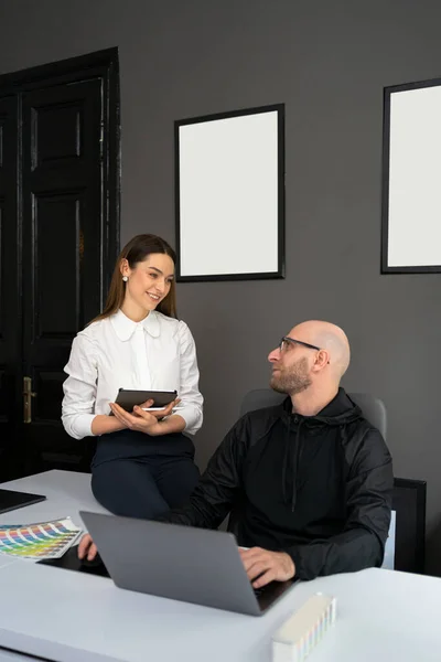 Dos colegas discutiendo nueva información sobre productos — Foto de Stock