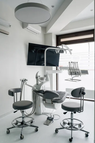 Silla dental y otros accesorios durante la práctica dental moderna — Foto de Stock