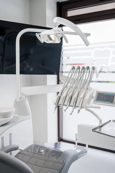 Silla dental y otros accesorios durante la práctica dental moderna — Foto de Stock