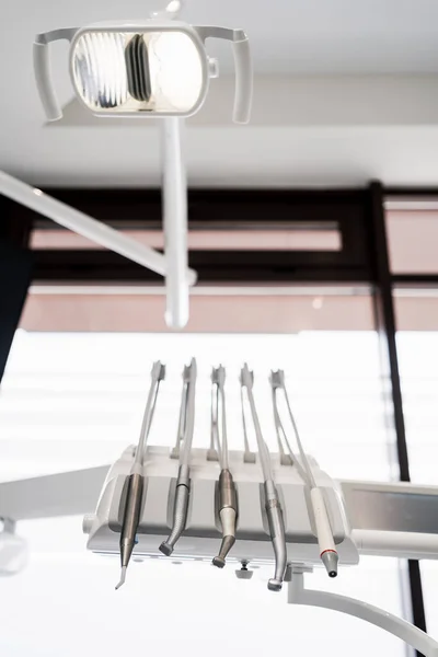 Equipo de herramientas dentales en clínica moderna de estomatología — Foto de Stock