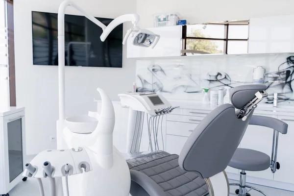 Fogorvosi szék és egyéb tartozékok a modern fogorvosi rendelőben — Stock Fotó