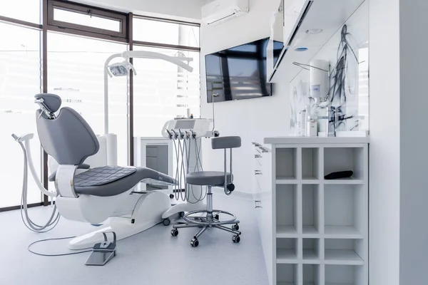 Silla dental y otros accesorios durante la práctica dental moderna — Foto de Stock