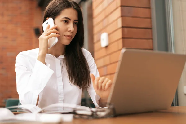 Millennial businesswoman talking on phone — Stock fotografie