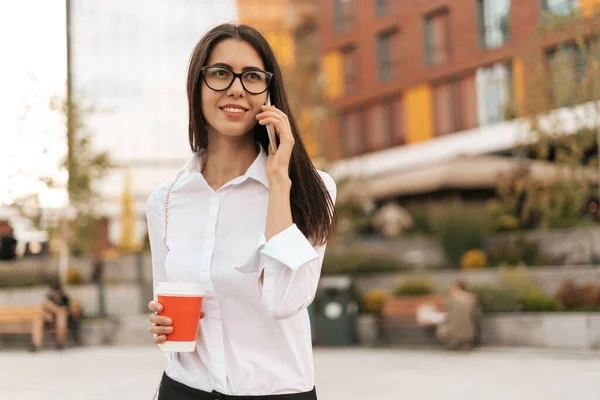 Sorrindo empresária falando ao telefone — Fotografia de Stock